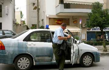 Αρνούνται να μιλήσουν οι συλληφθέντες για την απόπειρα εμπρησμού στο Π.Φάληρο