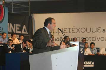 Επίθεση Καραμανλή εναντίον του ΠΑΣΟΚ από το βήμα του συνεδρίου της ΟΝΝΕΔ