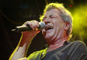 Ο Ίαν Γκίλαν με την Κρατική Ορχήστρα Θεσσαλονίκης στο Θέατρο Γης