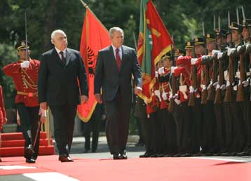 «Ιστορική» επίσκεψη Μπους στην Αλβανία με επίκεντρο το Κόσοβο και την ένταξη στο ΝΑΤΟ