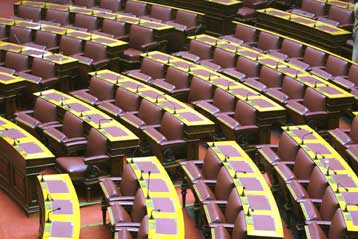 «Φωτιές» στα κόμματα ανάβουν τα σενάρια πεντακομματικής Βουλής