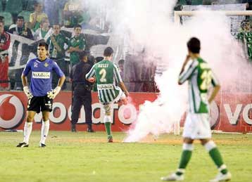 Σοβαρά επεισόδια στα γήπεδα της Μπέτις και της Ατλέτικο Μαδρίτης