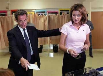 Nίκη του Σαρκοζί στην πρώτη Κυριακή των εκλογών στη Γαλλία