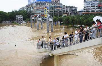 Δεκάδες νεκροί από τις πλημμύρες στη νότια Κίνα, 600.000 εγκατέλειψαν τα σπίτια τους