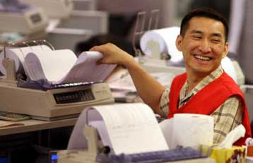 Η ραγδαία αύξηση του κινεζικού εμπορικού πλεονάσματος εντείνει τις πιέσεις για το γουάν