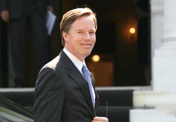 Συνεχίζονται οι επαφές του Νίκολας Μπερνς με κυβερνητικά στελέχη