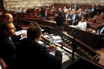 Διαψεύδουν αλλήλους οι εμπλεκόμενοι στην υπόθεση του σύνθετου ομολόγου