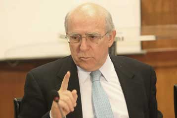 Δύο γραμμές στην κυβέρνηση για το επίπεδο της πολιτικής αντιπαράθεσης