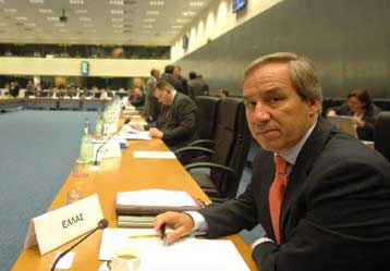 Έλλειμμα 2,4% προβλέπει για την Ελλάδα φέτος η Κομισιόν, συνιστά συγκράτηση δαπανών