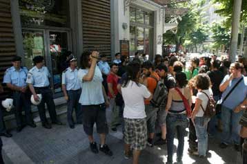 Αποφυλακίζεται «ο φοιτητής με τα πράσινα παπούτσια»