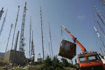 «Ξηλώνουν» τις κεραίες παράνομων ραδιοτηλεοπτικών σταθμών από τον Υμηττό