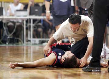 Διάσειση υπέστη ο Βασιλόπουλος, αμφίβολος για τον τέταρτο «μικρό» τελικό