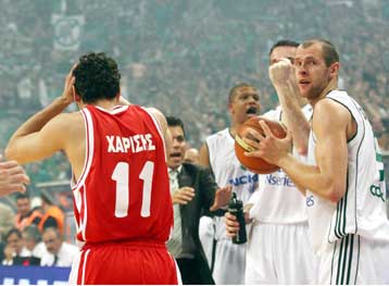 Ο Ολυμπιακός διαμαρτύρεται για φάουλ πάνω στον Πεν στην εκπνοή της παράτασης