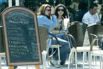 Τάξη στα τραπεζοκαθίσματα των πεζοδρομίων επιχειρεί να βάλει ο Δήμος Αθηναίων