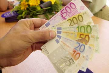 Υποχρεωτική η δήλωση χρηματικών ποσών άνω των 10.000 ευρώ για ταξιδιώτες εκτός ΕΕ