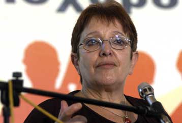 Βολές Παπαρήγα κατά των δύο μεγάλων κομμάτων και των «πρόθυμων εταίρων» τους