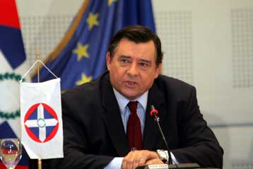 Συνεχίζει τις επαφές με στελέχη προερχόμενα από ΝΔ και ΠΑΣΟΚ ο Γ.Καρατζαφέρης