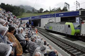Eγκαινιάστηκε η μεγαλύτερη σιδηροδρομική σήραγγα του κόσμου