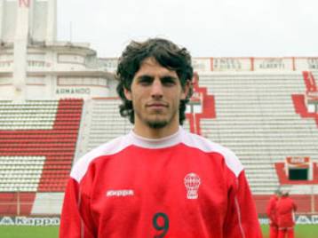 Ξεχνάει η ΑΕΚ τον Λαριβέι, υπέγραψε στην Κάλιαρι