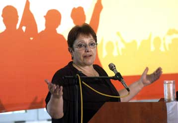 Κατά των μικρομεσαίων η πολιτική ΝΔ και ΠΑΣΟΚ, κατά την Αλέκα Παπαρήγα