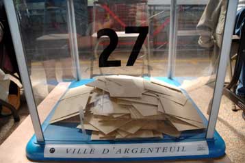 Προς πανηγυρική εδραίωση της κυριαρχίας της οδεύει η δεξιά στη Γαλλία