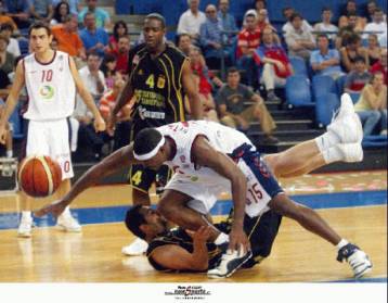 «Τρίποντη» ανατροπή από τον Πανιώνιο με 92-88 επί του Αρη στην παράταση και 2-2 νίκες