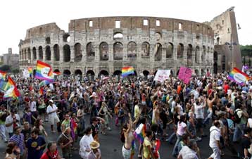 Δεκάδες χιλιάδες άτομα στην πορεία των ομοφυλοφίλων στη Ρώμη