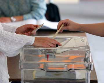 Νίκη, αλλά όχι «περίπατο», δείχνουν τα exit polls για τον Σαρκοζί