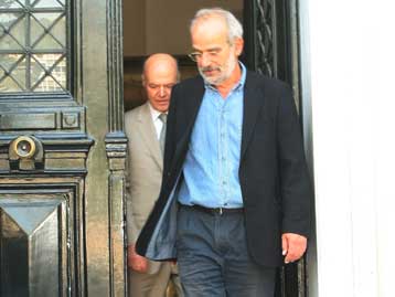 Στη μονάδα εντατικής θεραπείας παραμένει ο Αρχιεπίσκοπος