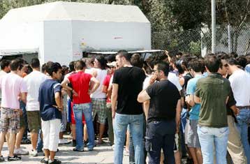 Εν μέσω απροόπτων και έντασης εξαντλήθηκαν τα εισιτήρια του πέμπτου τελικού