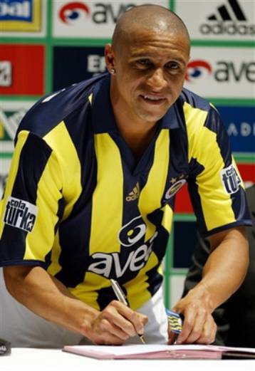 Αποθεωτική υποδοχή του Ρομπέρτο Κάρλος από τους οπαδούς της Φενέρμπαχτσε