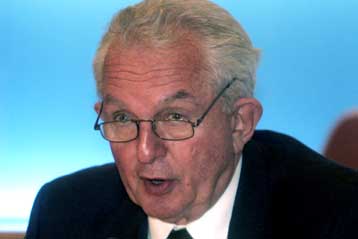 Αντιδρά το ΠΑΣΟΚ στην επικείμενη ανανέωση της θητείας Βουρλούμη