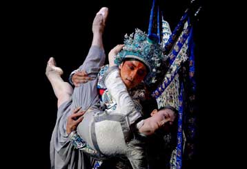 «Σήκωσε τα κόκκινα φανάρια» στο ΜΜΑ από το Εθνικό Μπαλέτο της Κίνας