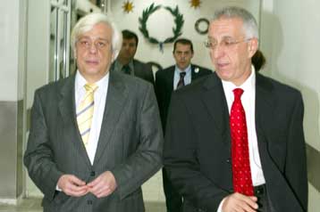 Συνάντηση Κακλαμάνη – Παυλόπουλου τη Δευτέρα για τους μητροπολιτικούς δήμους