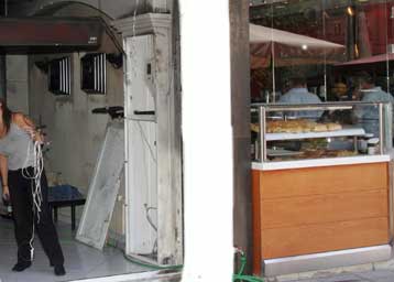 Μία ηλικιωμένη έχασε τη ζωή της από έκρηξη σε ψητοπωλείο στη Νέα Σμύρνη