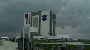 Ο κακός καιρός εμποδίζει την προσεδάφιση του Atlantis