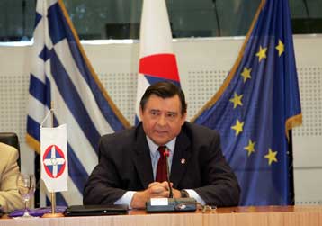 Εκτός εκλογών ο ΛΑΟΣ αν τεθεί βέτο στην ΠΓΔΜ για το όνομα, λέει ο Γ.Καρατζαφέρης