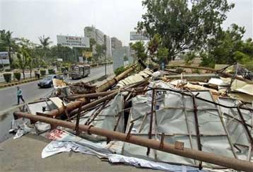 Εκατοντάδες νεκροί από τις καταγίδες και τους ισχυρούς ανέμους στο Καράτσι