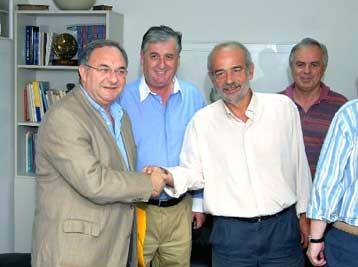 Ελεύθερη και δωρεάν πρόσβαση στις ακτές για όλους ζητά ο Αλ.Αλαβάνος