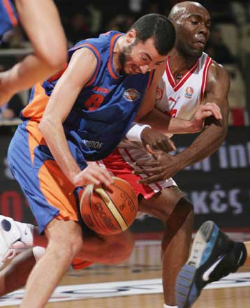 Τον Αποστολίδη απέκτησε ο Ολυμπιακός, παρελθόν οι Μπάρλος, Χαρίσης