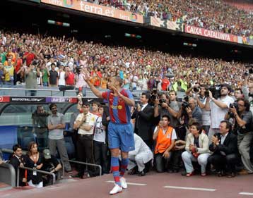 Πλήθος κόσμου καλωσόρισε τον Τιερί Ανρί στην Μπαρτσελόνα