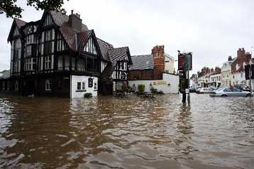 Χαοτική κατάσταση και θύματα εξαιτίας πλημμυρών στη βόρεια Αγγλία