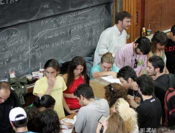 Στον αέρα περίπου 2.500 συμβασιούχοι καθηγητές ΑΕΙ, λόγω αναγκαστικής απόλυσης