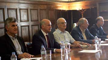 Για «καλοκαίρι δουλειάς» προειδοποιεί τα στελέχη του ΠΑΣΟΚ ο Γιώργος Παπανδρέου