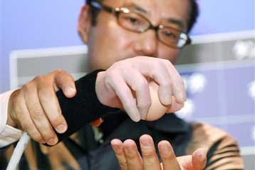 Τεχνητό χέρι με «πνευματικούς μύες» παρουσιάστηκε στην Ιαπωνία