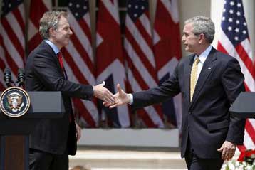 «Ο Μπλερ δεν είναι το σκυλάκι μου» λέει ο Μπους αποχαιρετώντας τον στενό σύμμαχο