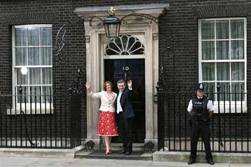 Ο Γκόρντον Μπράουν πιάνει δουλειά με ανασχηματισμό της βρετανικής κυβέρνησης