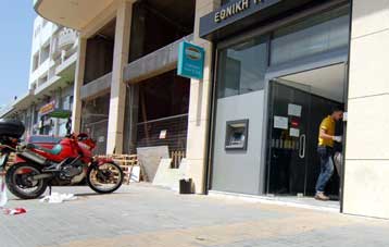 Ληστεία με έναν νεκρό έξω από υποκατάστημα τράπεζας στο Ίλιον