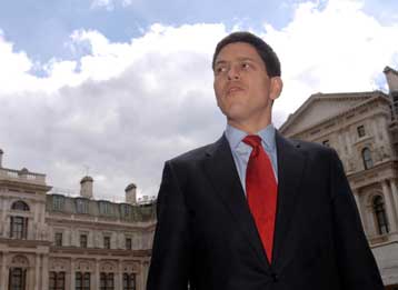 «Νέα» διπλωματία με νέο υπουργό Εξωτερικών για τη Βρετανία