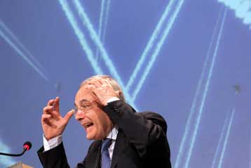 Συνετρίβη Boing 737 σε κτίριο στην Αγκόλα